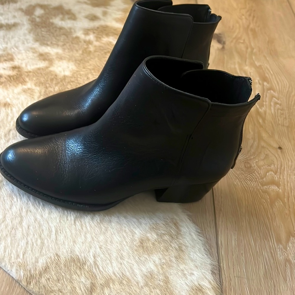 Antonio Melani leather ankle boots